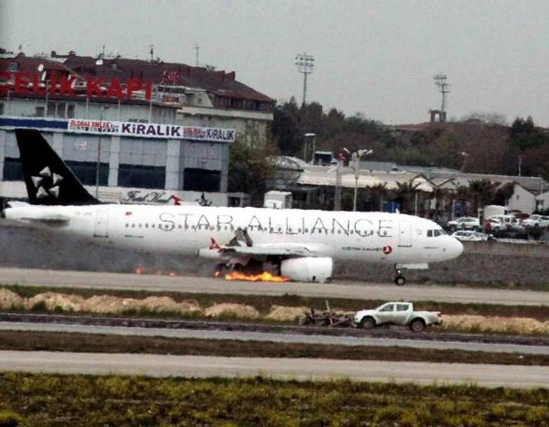 L&#39;aereo TK 1878 della Turkish Airlines partito da Malpensa e atterrato a Istanbul con il motore in fiamme. Epa